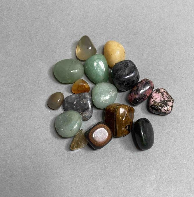 Asortyment kamieni pamiątkowych i dekoracyjnych 100 g – różne rozmiary