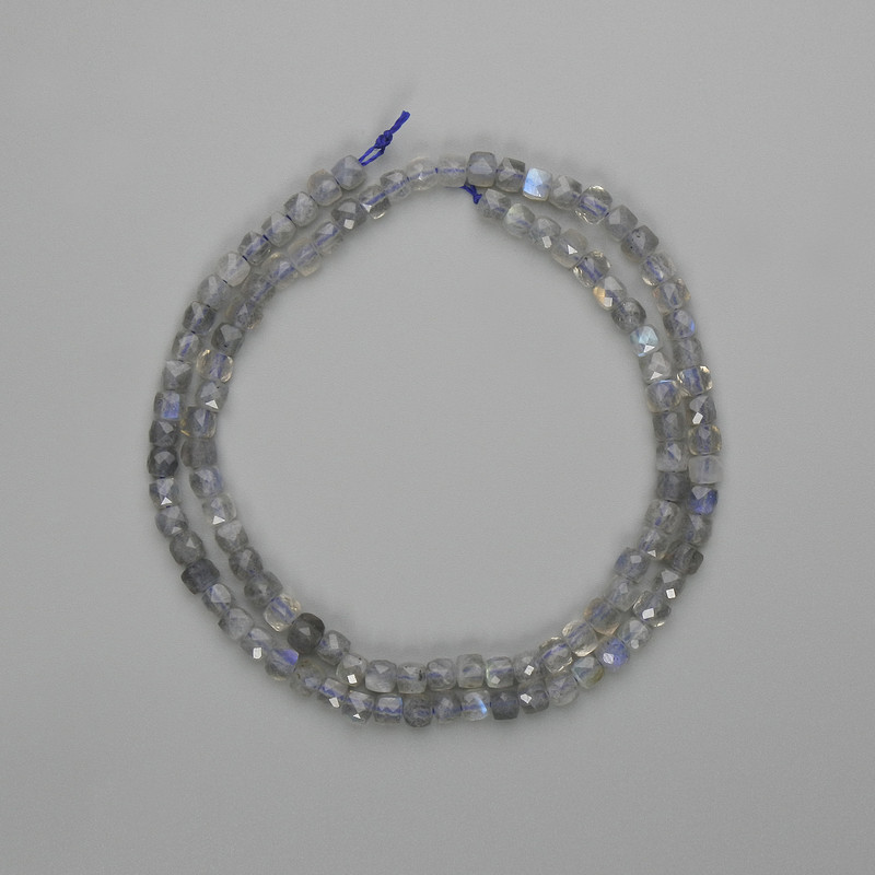 Koraliki labradoryt fasetowane w kształcie kostek, 3,5×3,5 mm, długość około 39 cm na nici