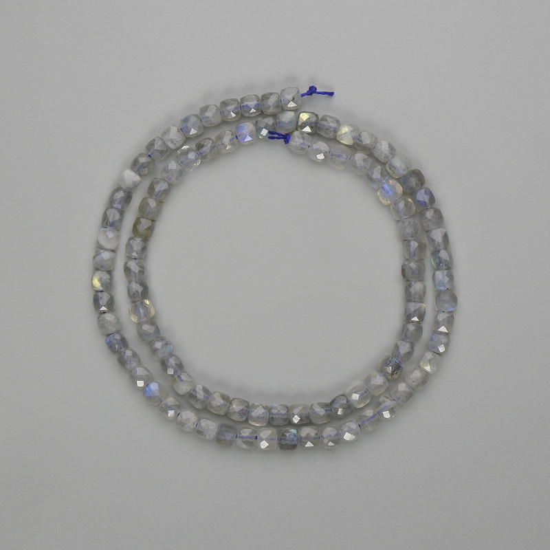 Koraliki labradorytu fasetowane sześciany 4×4 mm, długość ok. 39 cm, na nici