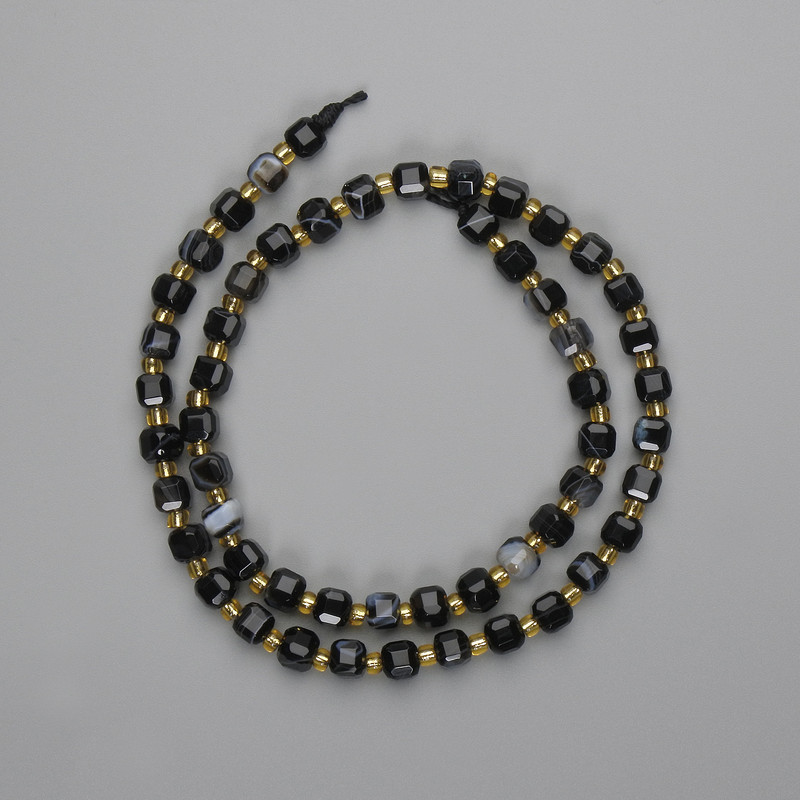 Koraliki agatowe fasetowane w kształcie kostki 5×5 mm ±, koraliki o średnicy 3 mm ±, długość 38 cm ±