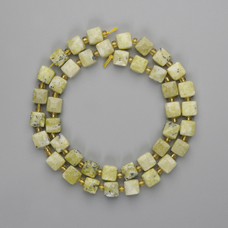 Koraliki jadeitu fasetowane kostki 7×7 mm +/- koraliki 3 mm +/-, długość 40 cm