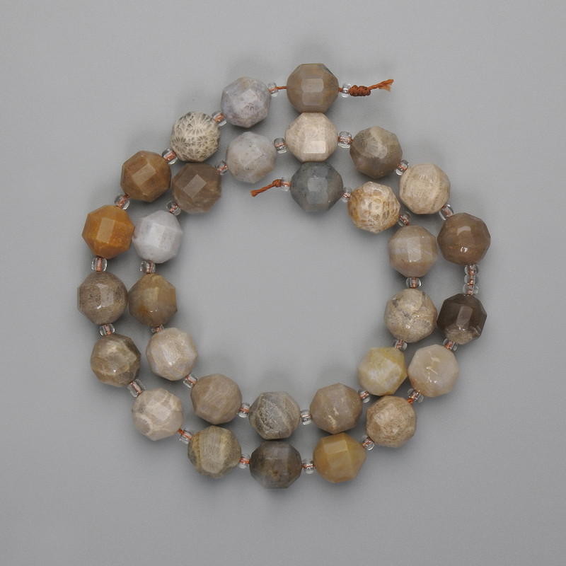 Koraliki z koralu o wielobocznym kształcie 10×9 mm ±, biser 3 mm ±, długość około 38 cm