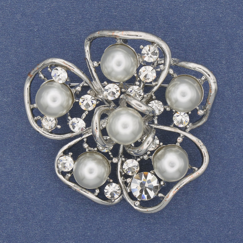 Broszka Kwiat z perłami (Majorka) białe kryształy, srebrzysty metal, 40 mm+