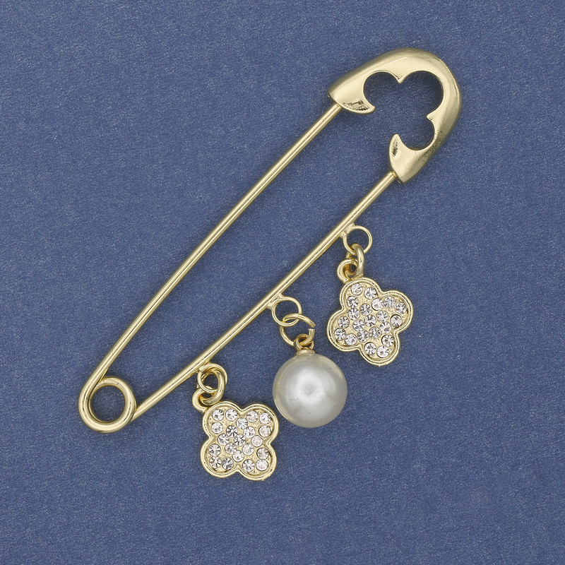 Broszka-spinka z zawieszkami: perła i koniczyna, 68×17 mm ± złoty metal