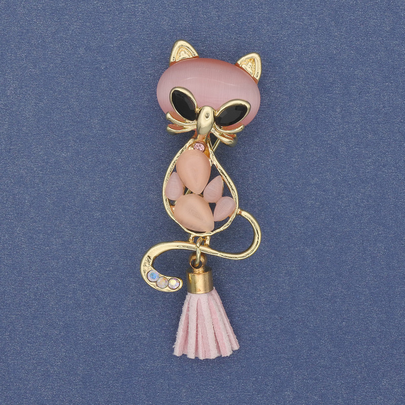 Broszka-wisiorek „Kotka z pestką” z różowym kocim okiem, złoty metal, 43×17 mm