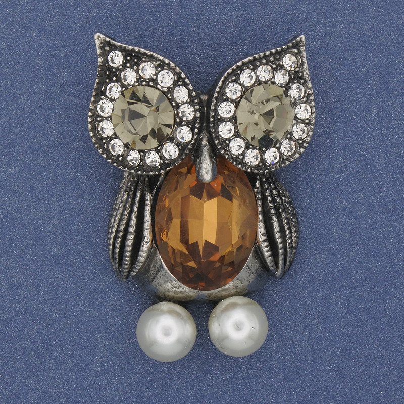 Broszka Sowa z żółtym kryształem i białymi strassami, metal srebrzysty, średnica 42×29 mm+