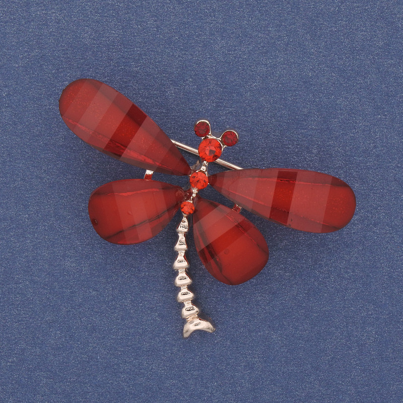 Broszka Motyl ze strassami w złocistym odcieniu metalu