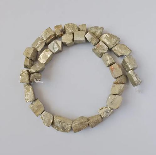 Koraliki z pirytu, naturalny kamień, galetowane, nieobrobione, średnica 10–16×8–10 mm, długość ok. 38 cm, na nici