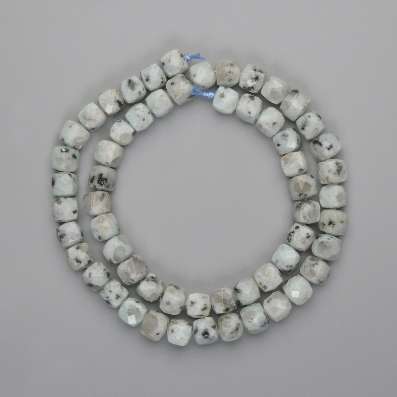 Koraliki z jaspisu Kiwi, fasetowana kostka 7×7 mm, długość 40 cm+