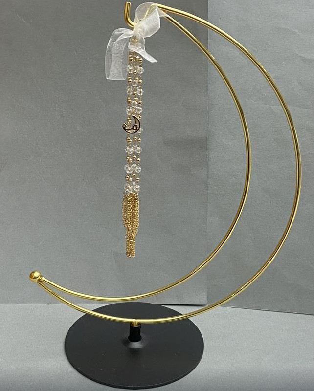 Podstawka w kształcie półksiężyca pod kulę 24×17 cm ±, wysokość nóżek 10 cm ±, długość łańcuszka 16 cm ±, metal złoty