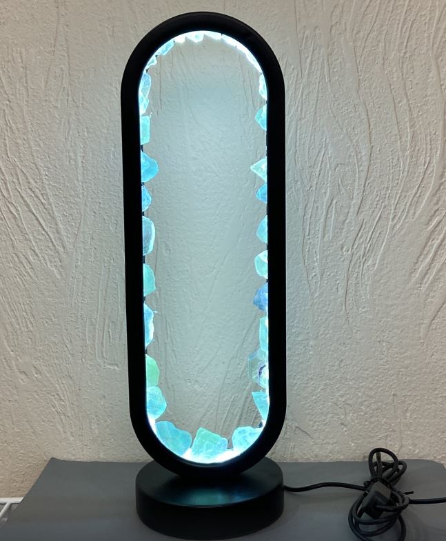 Nocna lampka z nieobrobionego fluorytu w czarnej metalowej podstawie, średnica 32,5×10 cm, kabel USB