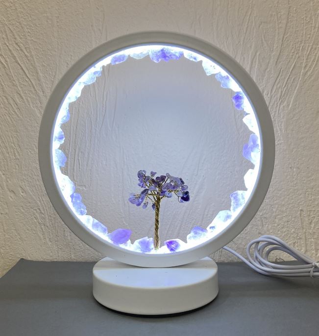 Nocna lampka z nieobrobionym ametystem w metalowej białej podstawie, średnica 18 cm ± kabel USB