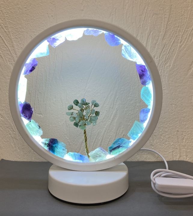 Lampka nocna z nieobrobionego fluorytu w metalowej podstawie białego koloru, średnica 18 cm ± przewód USB