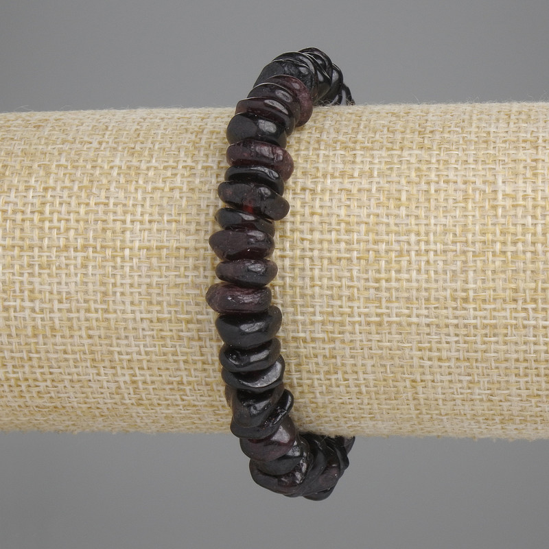Bransoletka z drobinek granatu, średnica 9-12×2-4,5 mm, długość 18 cm ± elastyczny sznurek