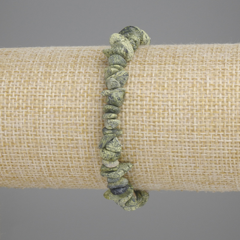 Bransoletka ze serpentynitu – drobinki, średnica 6-11×2,5 mm, długość 18 cm, na elastycznej gumce