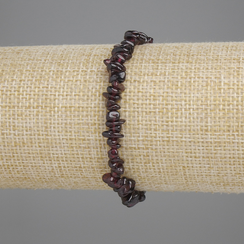 Bransoletka z drobinek granatu, średnica 3–7 mm, 5×1,5 mm ±, długość 18 cm ±, na elastycznej bazie
