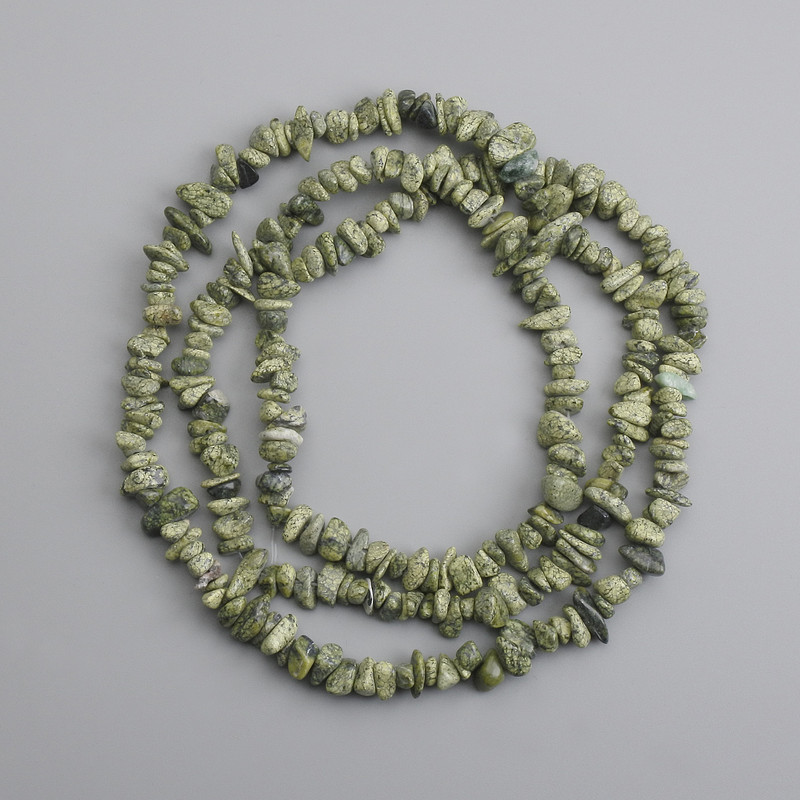 Drobinki z serpentynitu, średnica 6–14×1,5–4 mm, długość 76 cm