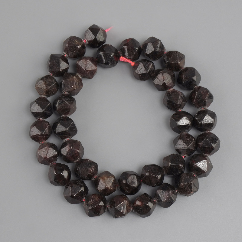Koraliki granat wielościan, średnica 10 mm +/- , długość 39 cm +/-