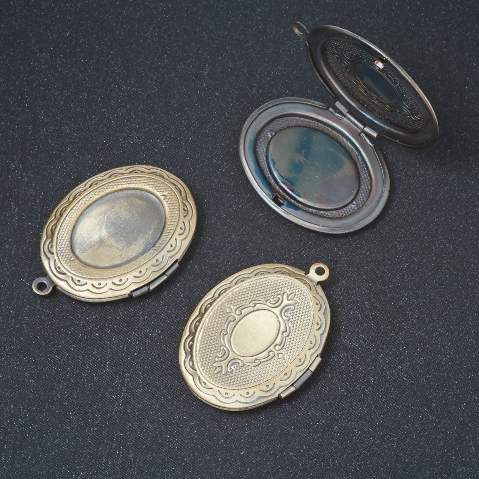 Zawieszka z sekretem na zapięciu, kolor metalu: brązowy, 3 × 2,4 cm