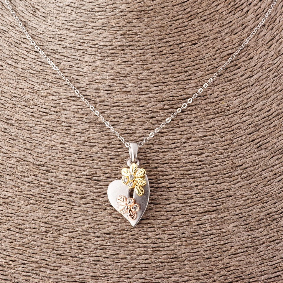 Wisiorek w kształcie serca z kwiatami na łańcuszku kotwowym, długość 52 cm, średnica 2,5 × 1,7 cm, srebrzysty matowy metal