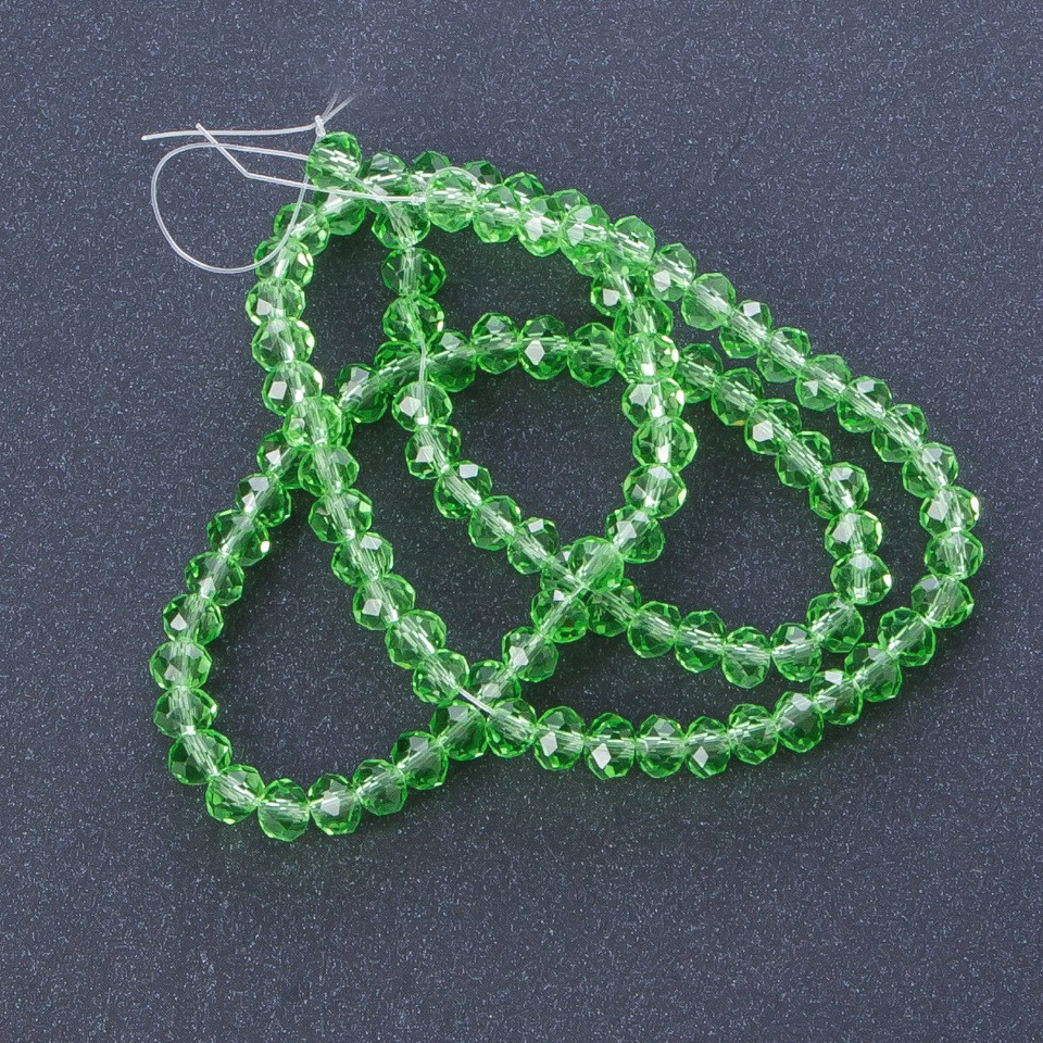 Koraliki czeskiego kryształu, kolor jasnozielony, przezroczysty, długość 40 cm, średnica 6 mm