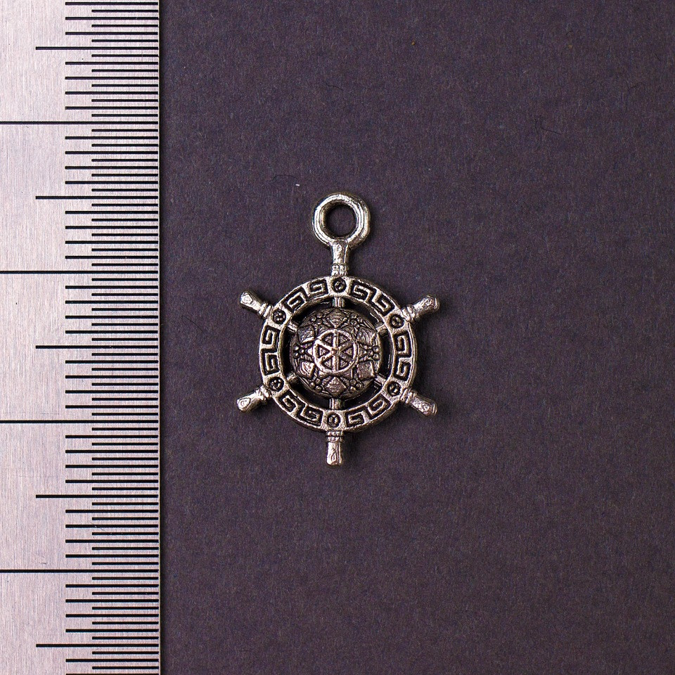 Okucia do biżuterii – wisiorek Greckie koło sterowe 19×14 mm, opakowanie 20 g + 25 szt.