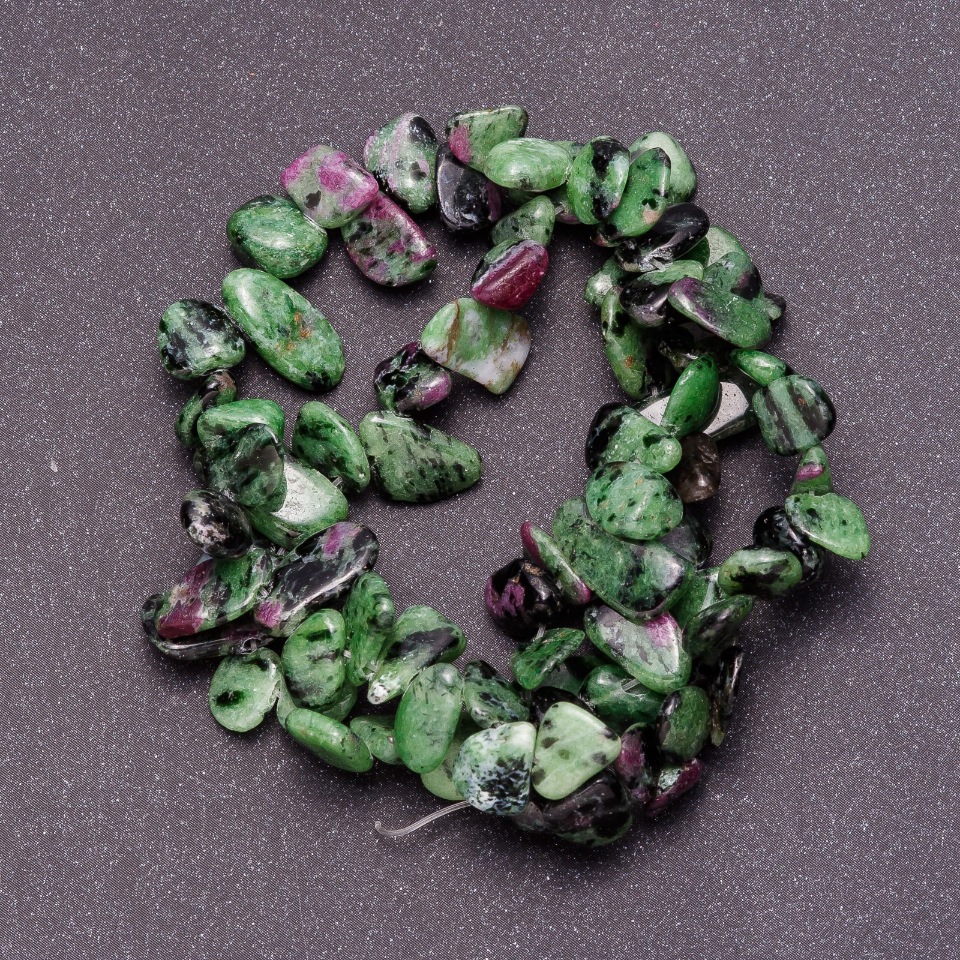 Koraliki zoizytu z naturalnego kamienia na żyłce, w kształcie motyla, średnica 8–12 mm, długość 38 cm