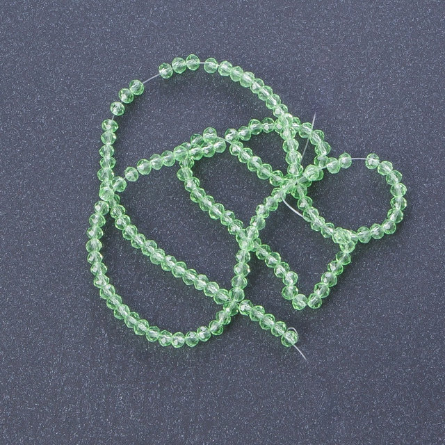 Koraliki czeskie kryształy, jasnozielone, przezroczyste, długość 37 cm, średnica 3–4 mm