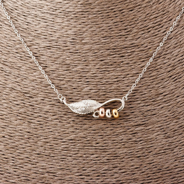 Wisiorek Listek na łańcuszku ankierowym, długość 52 cm, średnica 2×1,7 cm, srebrzysty metal