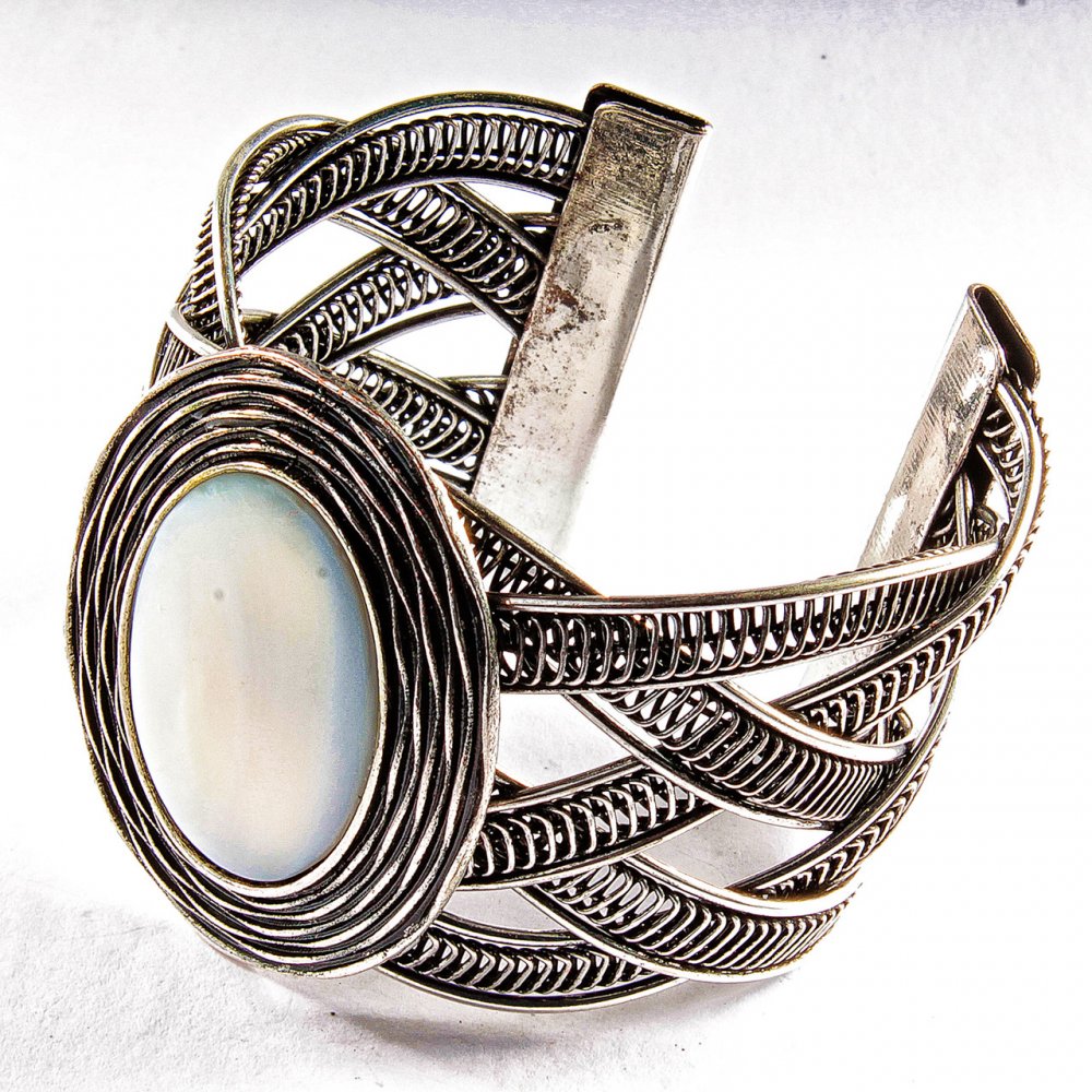 Bransoletka z masy perłowej, szeroka, z metalową oprawą, owalne osadzenie