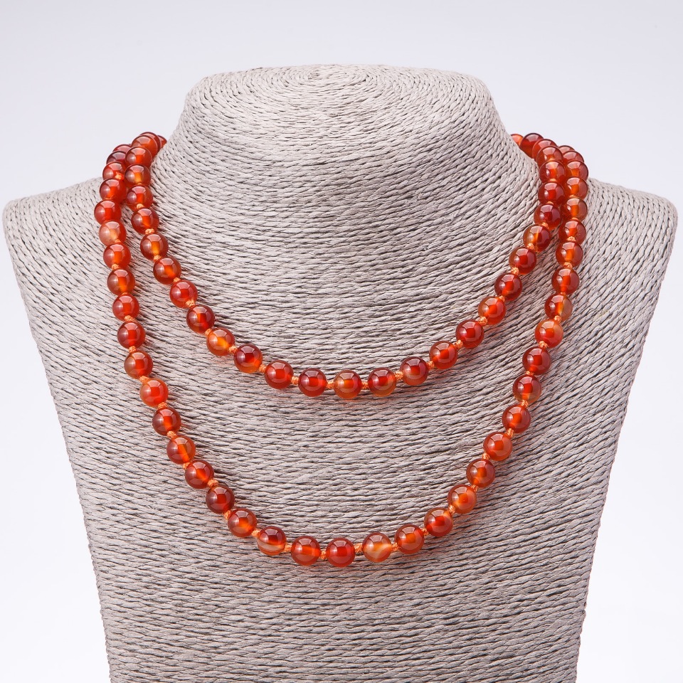 Długi naszyjnik z naturalnego karneolu — gładkie kuleczki o średnicy 8 mm, długość 120 cm