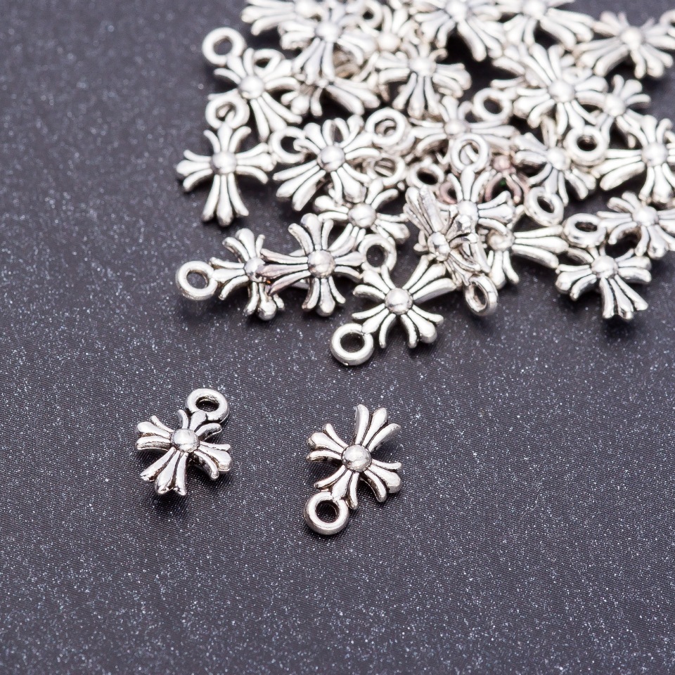 Zawieszka jubilerska w kształcie krzyża, średnica 8 mm, długość 12 mm, opakowanie 20 g ±58 szt.