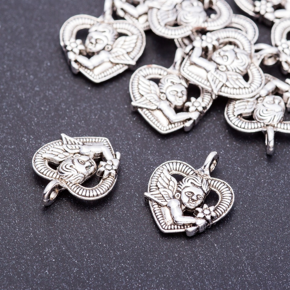 Zawieszka Amor w Sercu, średnica 15 mm, długość 19 mm, otwór 3 mm, opakowanie 20 g +/- 11 szt.