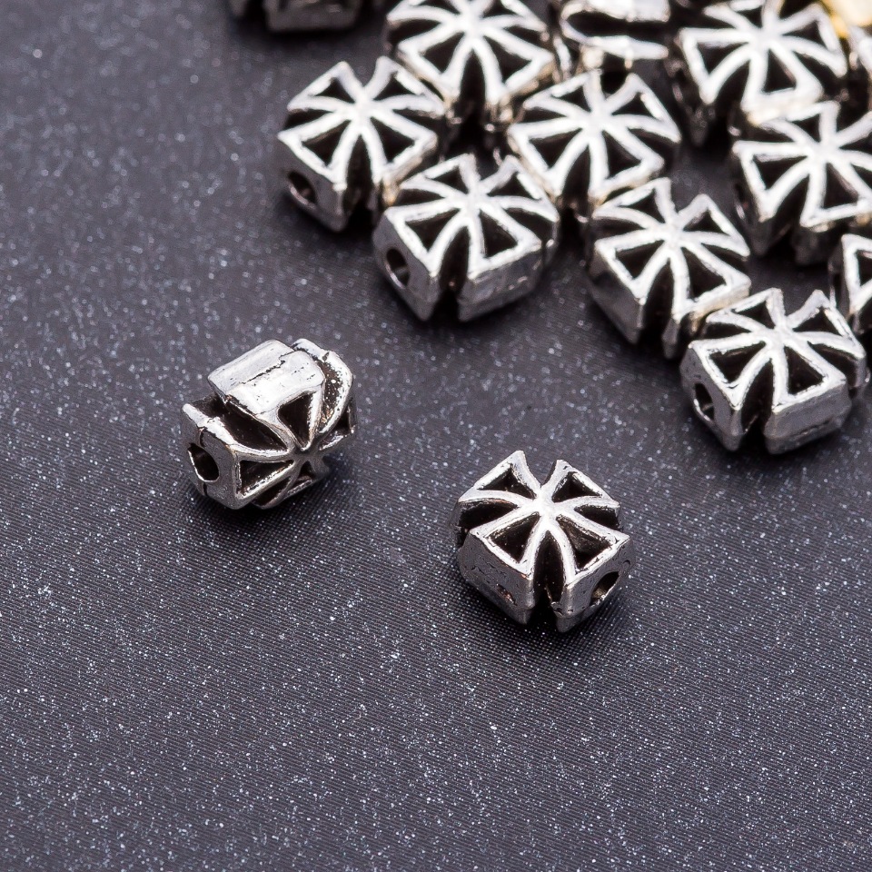 Koralik-wkładka w kształcie krzyża 7×8×5 mm