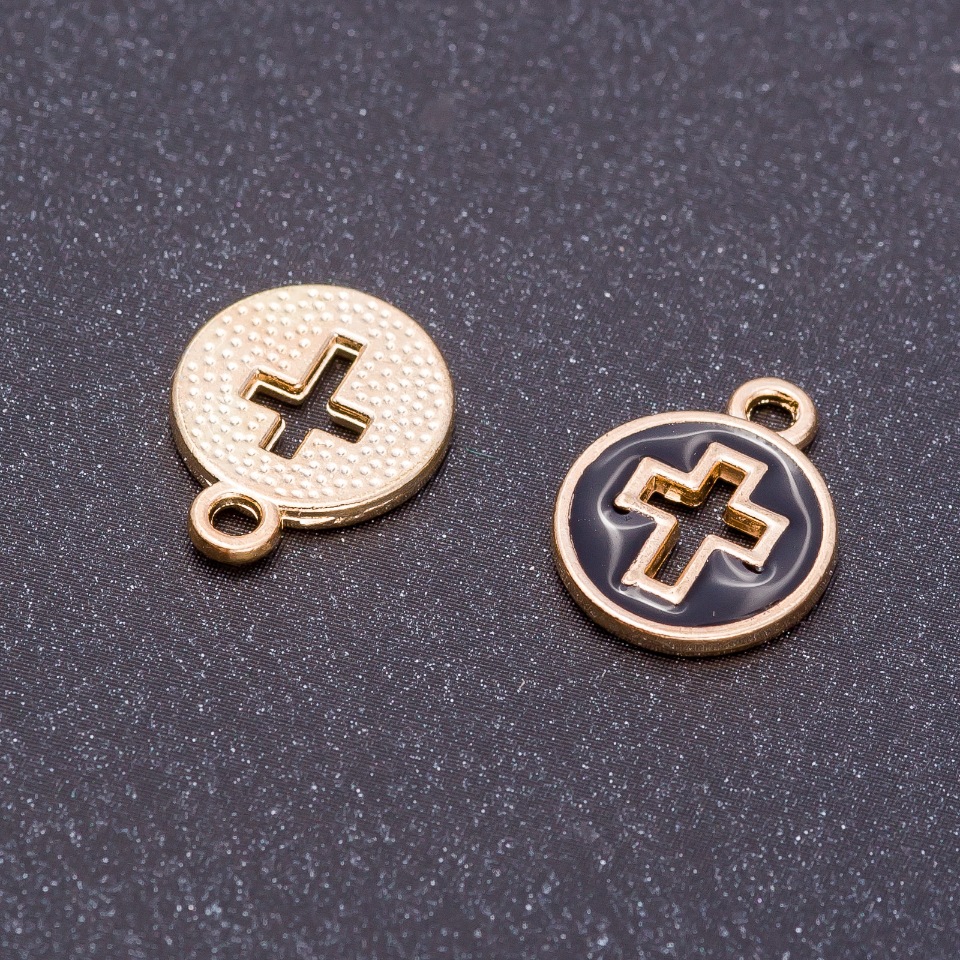 Zawieszka 'Krzyż' czarna emalia z złotymi akcentami, średnica 12 mm, długość 15 mm, otwór 5 mm, 10 szt.