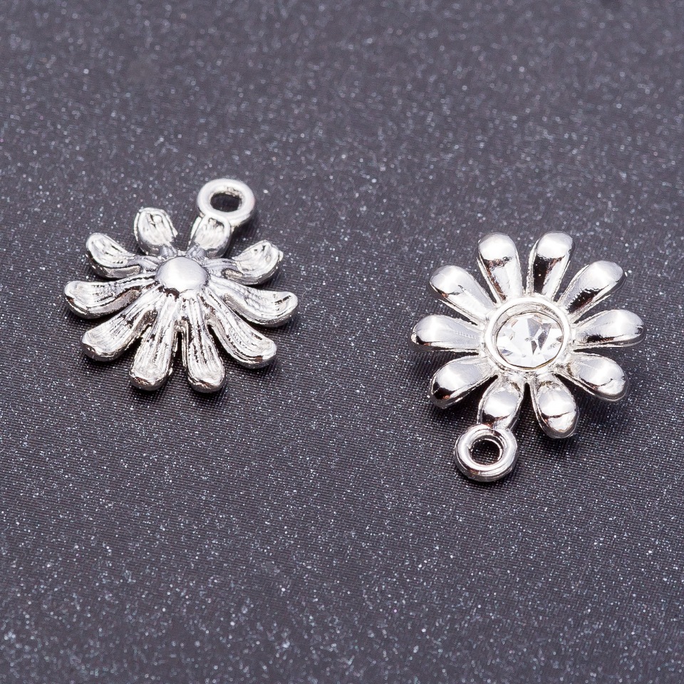 Zawieszka ozdobna „Rumianek” w odcieniu jasnego srebra, średnica 13 mm, długość 16 mm; zestaw 9 szt.