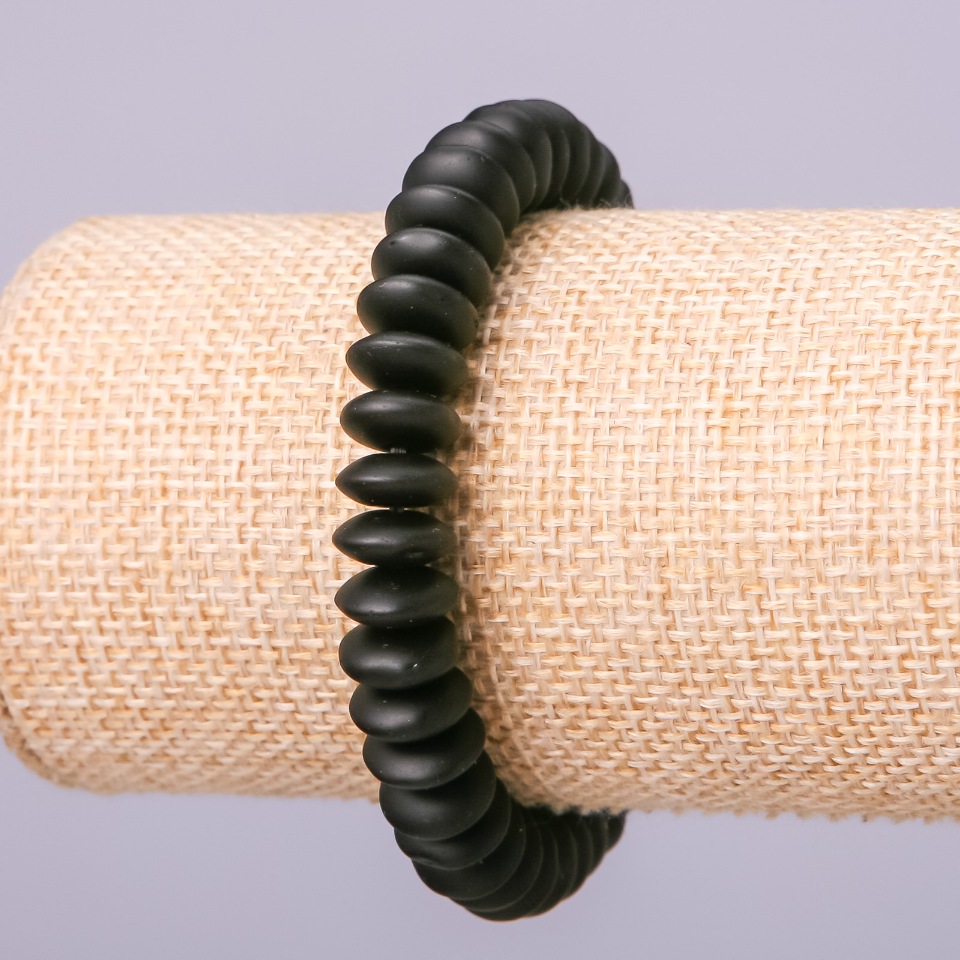 Bransoletka na gumce ze sztucznego szungitu w kształcie gładkich rondeli, średnica 10×4,5 mm, długość 18 cm +
