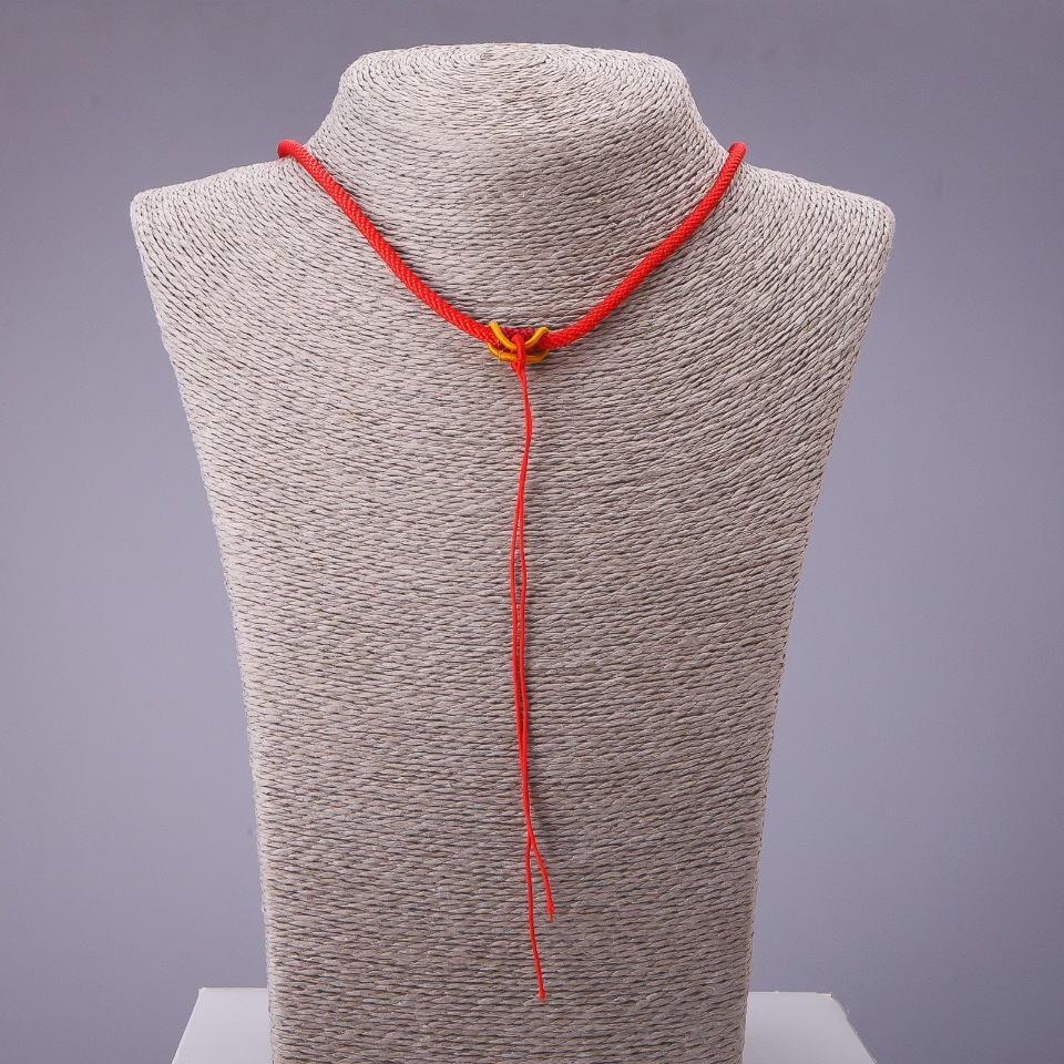 Sznurek na szyję czerwony z żółtym zapięciem 60 cm