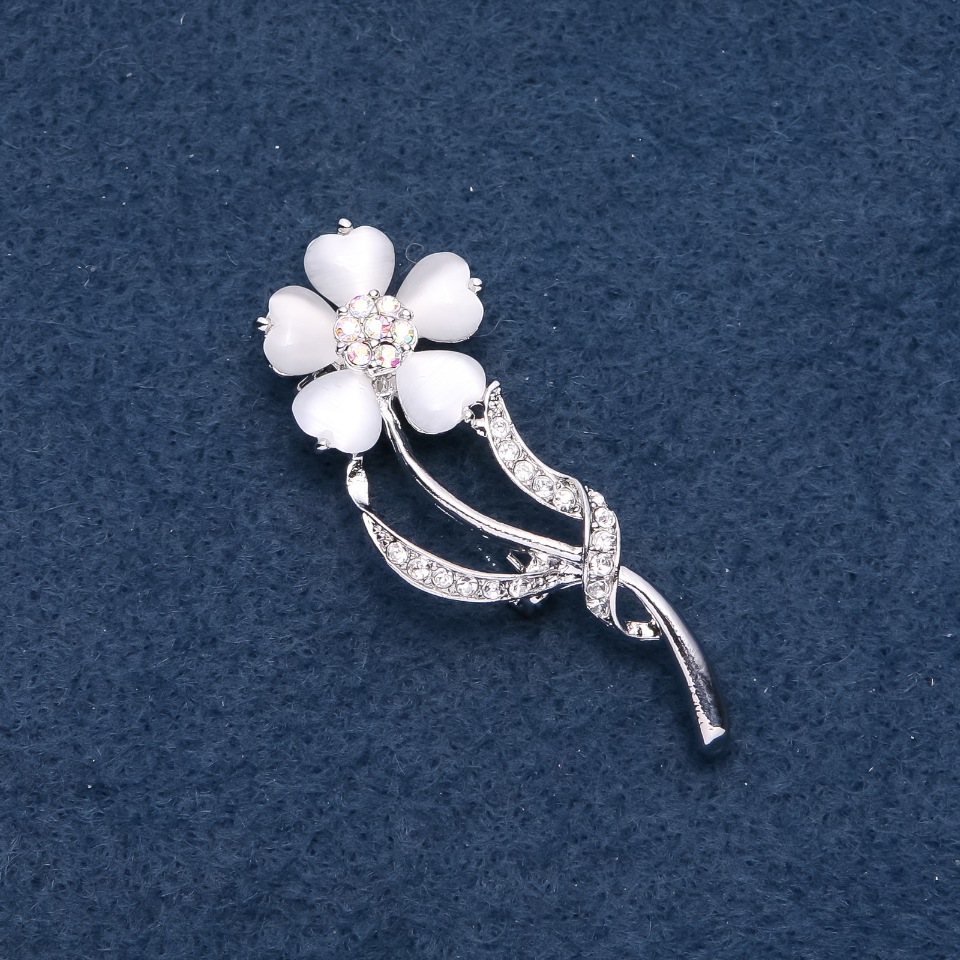 Broszka z kamieniem białego kociego oka «Niezapominajka» 56×20 mm, kolor metalu „srebro”