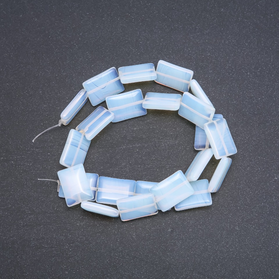 Koraliki z syntetycznego kamienia księżycowego, prostokątne, o wymiarach 13×18×4 mm, na nici, długość 39 cm