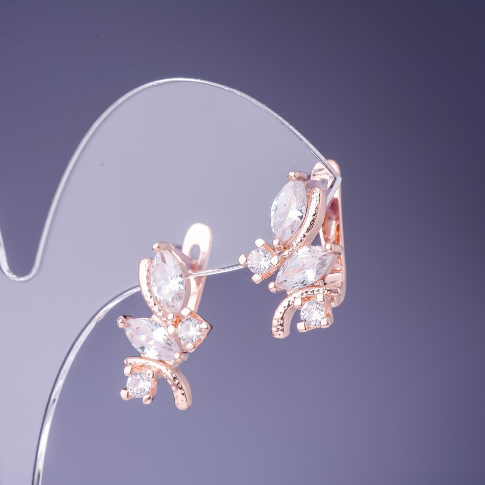 Kolczyki z białymi kryształami 19×12 mm w złocistym metalu