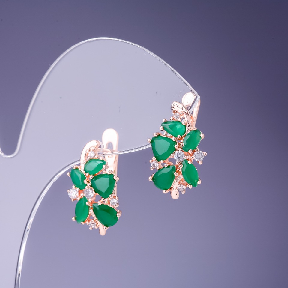 Kolczyki z zielonymi kryształami 19×10 mm w złocistym metalu