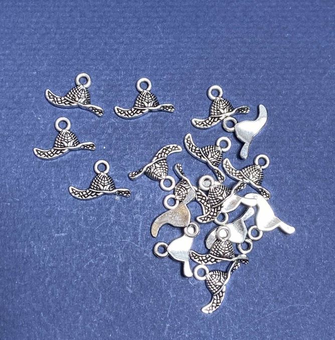 Zawieszka Kapelusz 16×10 mm, opakowanie 20 g ± 30 szt.