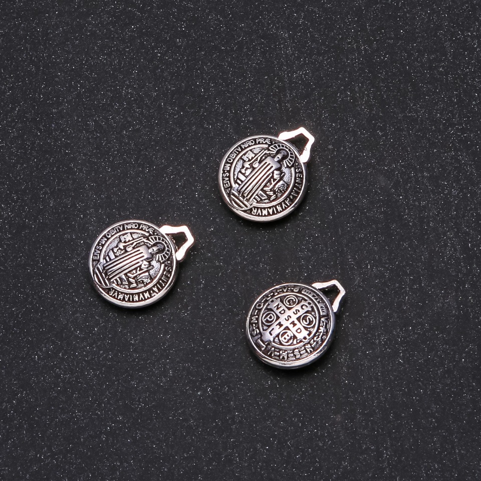 Okucia jubilerskie – wisiorek Św. Benedykta 14×17 mm, opakowanie 20 g +/- 5 szt.