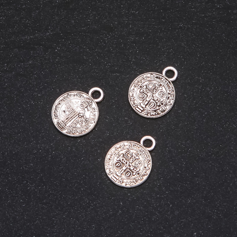 Zawieszka św. Benedykta 27×6 mm, opakowanie 20 g ± 19 szt.