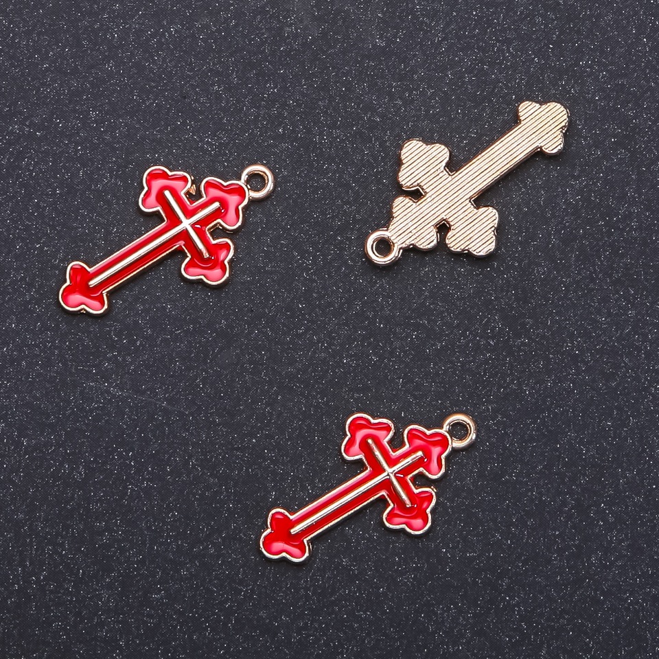 Zawieszka krzyżyk z czerwonej emalii, kolor złoty, średnica 14 mm, długość 26 mm, średnica 1,7 mm, opakowanie 10 szt. (±)