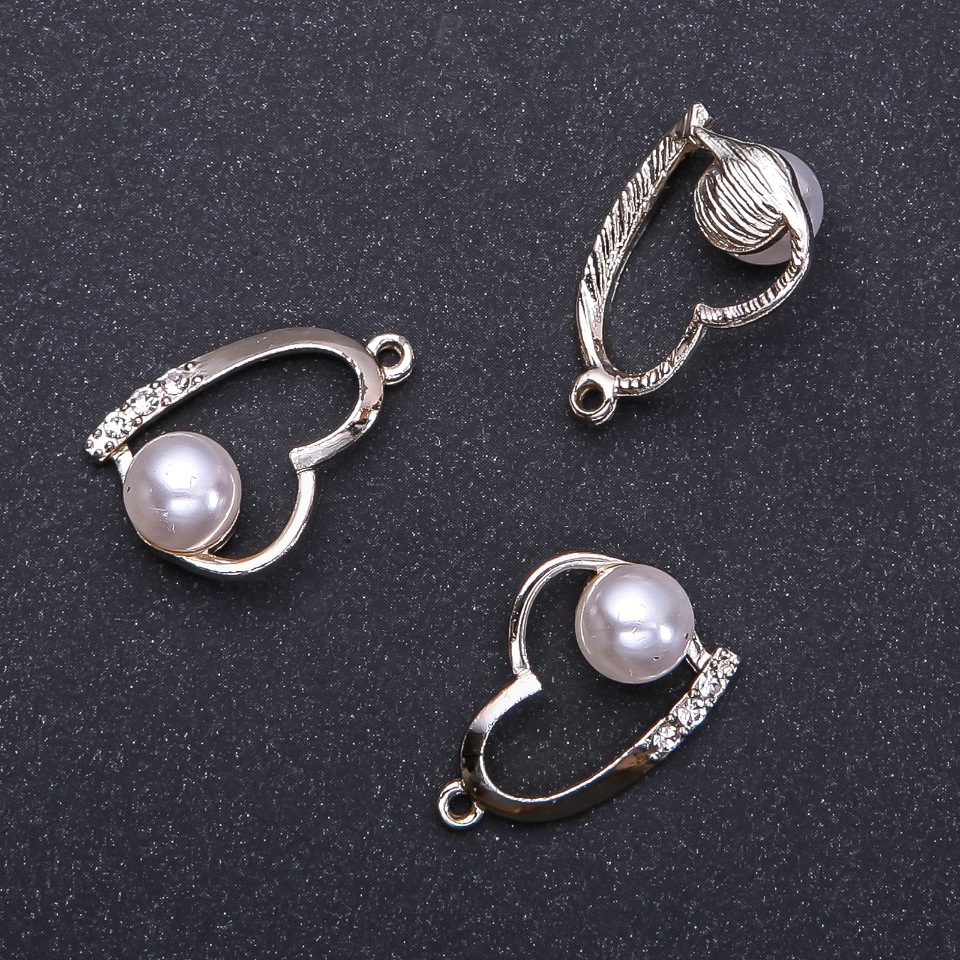 Zawieszka w kształcie serca "Jasne złoto" o średnicy 4 mm, długość 18 mm, opakowanie 5 szt. (+ -)