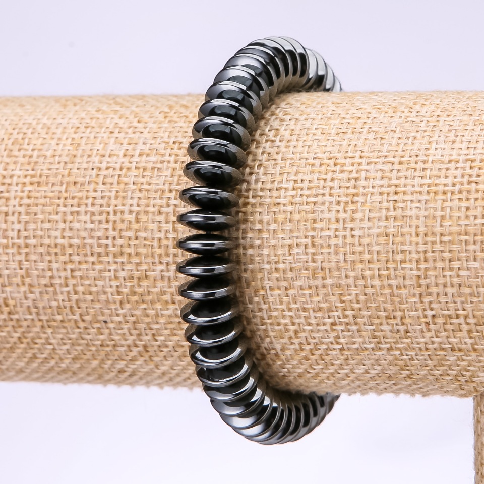 Bransoletka z hematitu — płaskie rondelki w kształcie dysków, średnica 10×3,5 mm, długość 18 cm na elastycznej gumce