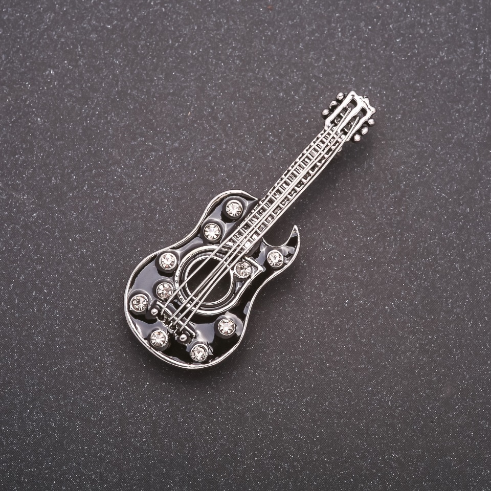 Broszka Gitara, czarna emalia w szarych kryształach, szary metal, 51×21 mm