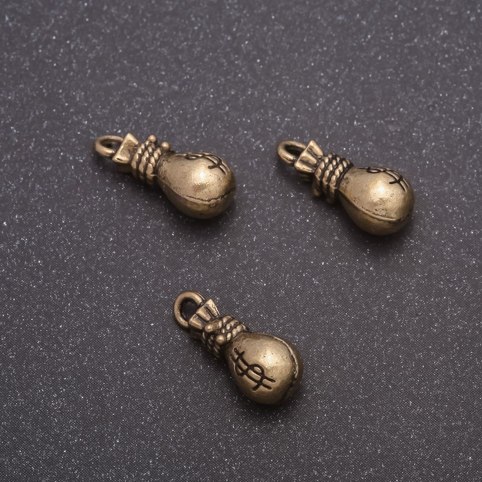 Okucia – zawieszka „Saszetka z dolarami”, średnica 7×15 mm, średnica in-1, 7 mm, masa 20 g, +/- 13 szt.